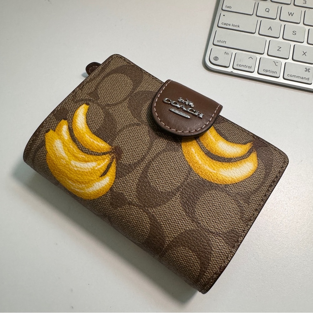coach Medium Corner Zip Wallet In Signature Canvas With Banana Print cr944
